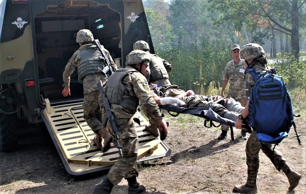 Уряд дозволив бойовим медикам переливати кров на догоспітальному етапі
