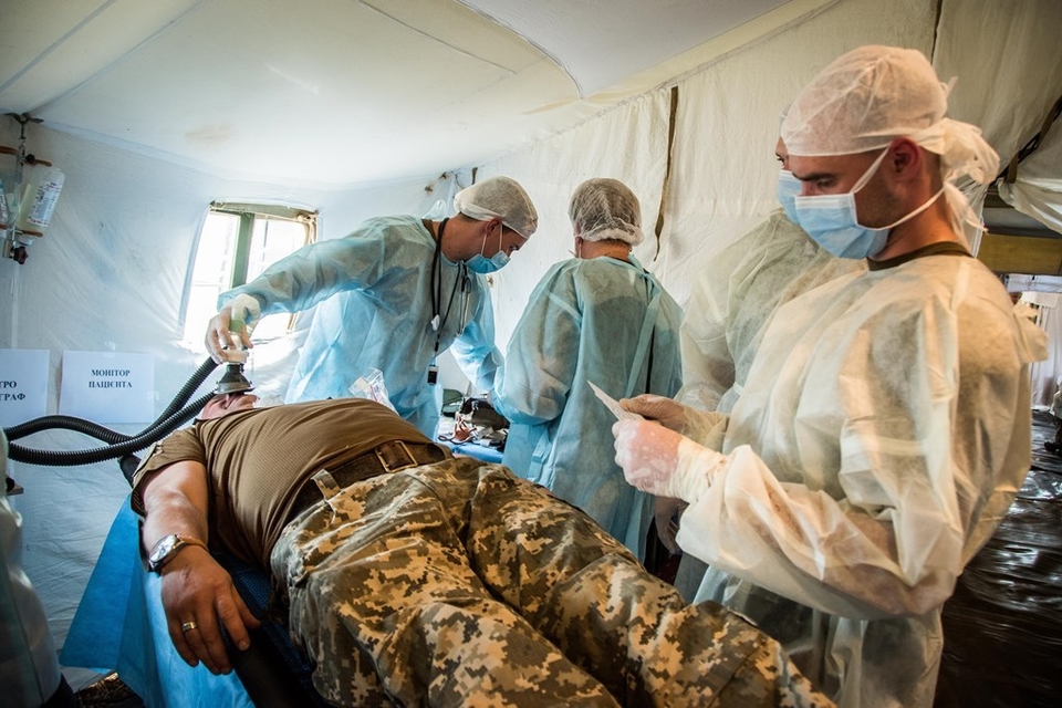 Зарплата медиків у зоні бойових дій залишається підвищеною — КМУ