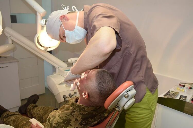 Уряд розширив перелік безоплатних стоматологічних послуг для військових та ветеранів