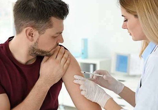 Медпрацівники зможуть безплатно вакцинуватися проти грипу
