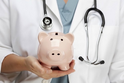 Від 7,3 до 73 тис. грн: НСЗУ назвала середні зарплати лікарів та інших медиків