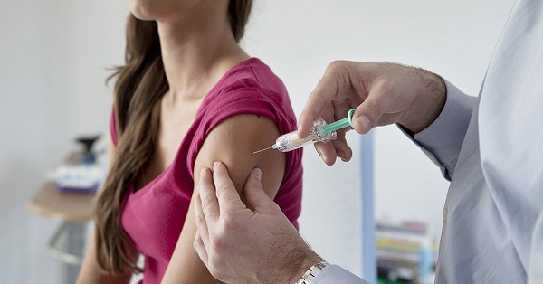 Вакцинація від COVID-19 відбуватиметься у три етапи. Медики — перші