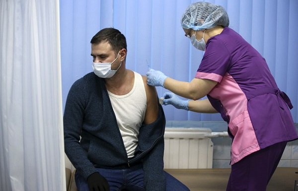 В Україні з’явився збірник «100+ відповідей на запитання про вакцинацію проти COVID-19». Скачайте вже зараз