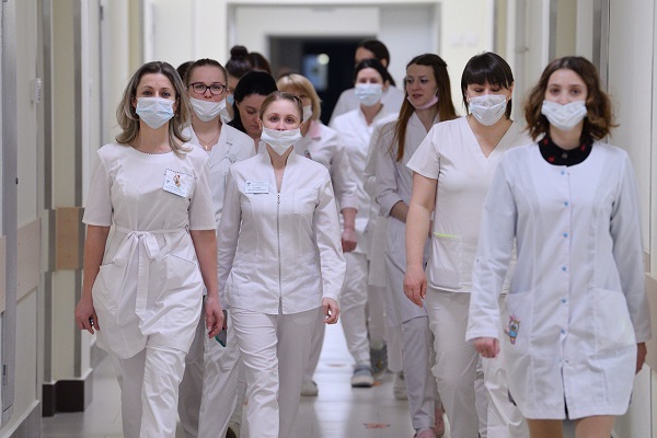 За год на работу устроилось вдвое больше медсестер, чем уволилось