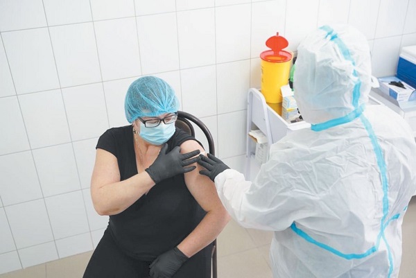 В Украине наконец сделали первый миллион прививок против коронавируса