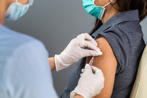 Семейные врачи получат 50 баллов НПР, если будут активно вакцинировать пациентов