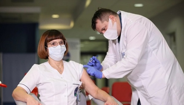 Головний санлікар розповів, кого з медичних працівників безплатно щеплять проти грипу