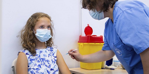 В Украине разрешили вакцинировать против COVID-19 детей 12+