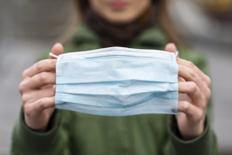 ВООЗ закликає повернути масковий режим через COVID-19