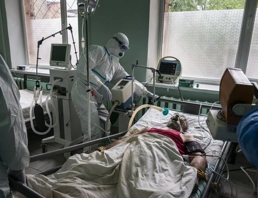 Пацієнти з COVID-19 займають уже понад 39% виділених для них місць у лікарнях. І ця кількість зростає
