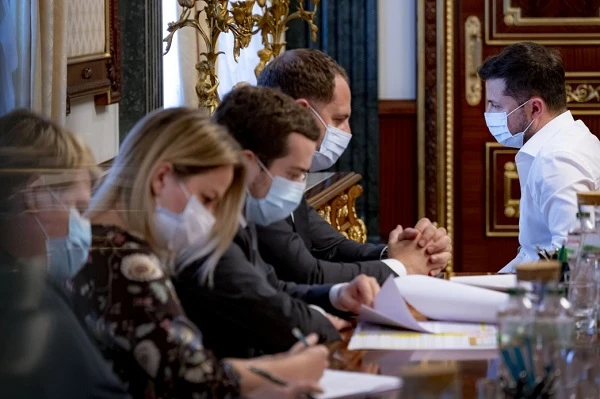 Україна в «зеленій» зоні, перші е-лікарняні та звільнення чиновників за невиплати лікарям: нарада у Президента Україна в «зеленій» зоні, перші е-лікарняні та звільнення чиновників за невиплати лікарям: нарада у Президента