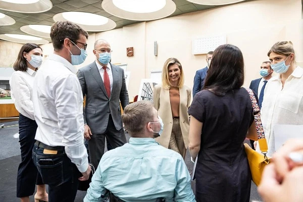 Заклади зобов’яжуть дублювати звукову інформацію текстами або перекладати жестовою мовою Заклади зобов’яжуть дублювати звукову інформацію текстами або перекладати жестовою мовою