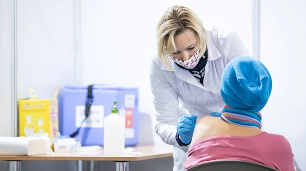 Головний санлікар пояснив, хто і як може отримати бустерну дозу вакцини проти COVID-19 Головний санлікар пояснив, хто і як може отримати бустерну дозу вакцини проти COVID-19