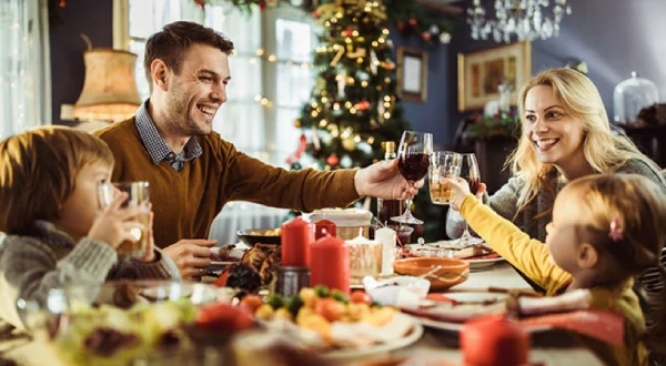 Как безопасно отметить новогодние праздники: советы Минздрава Как безопасно отметить новогодние праздники: советы Минздрава