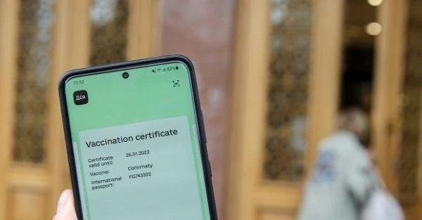 Щеплені бустерною дозою вже можуть згенерувати в «Дії» COVID-сертифікат COVID-сертифікат відображатиметься в Дії впродовж 1,5 року від дати щеплення