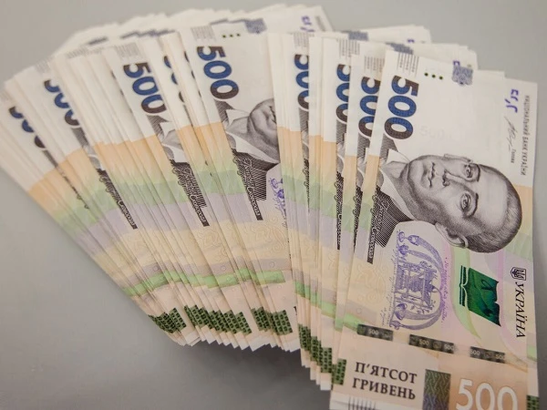 Україна отримала 1,7 млрд доларів на зарплати медикам