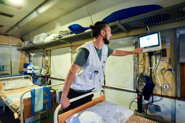 Медичний потяг Укрзалізниці та «Лікарів без кордонів» вивіз понад 1000 українців Медичний потяг Укрзалізниці та «Лікарів без кордонів» вивіз понад 1000 українців